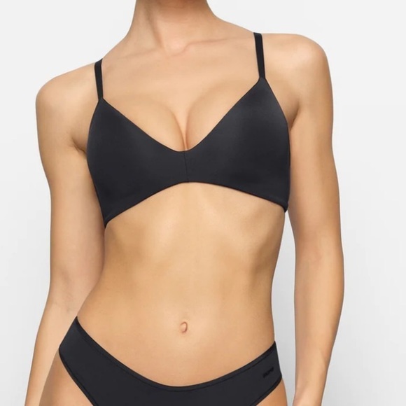 NEW SKIMS FITS EVERYBODY T SHIRT DEMI BRA IN ONYX - Picture 2 of 6